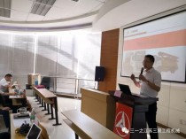 球场上的激烈角逐，临危不惧的精神何来？